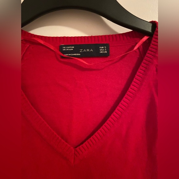 Red sweater shape V neck from Zara size small - Picture 2 of 2